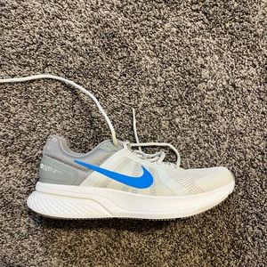 Hardly worn men’s Nike tennis shoes size 10